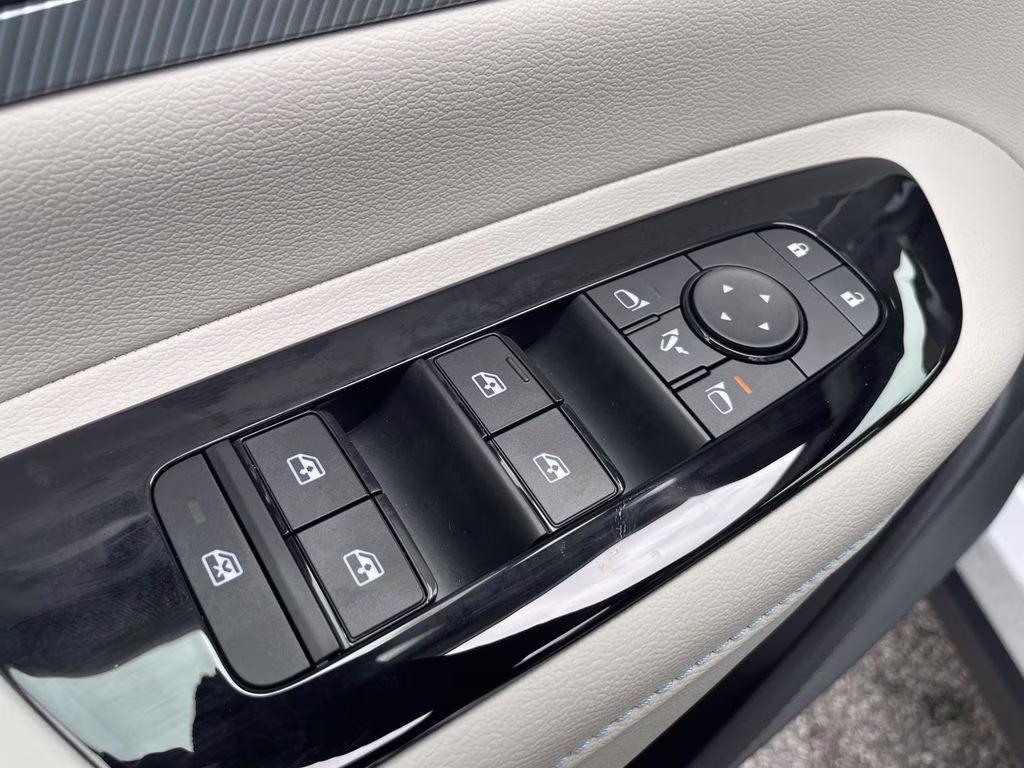 2026 Everest White Pearl/Black Nissan Murano Platinum AWD SUV