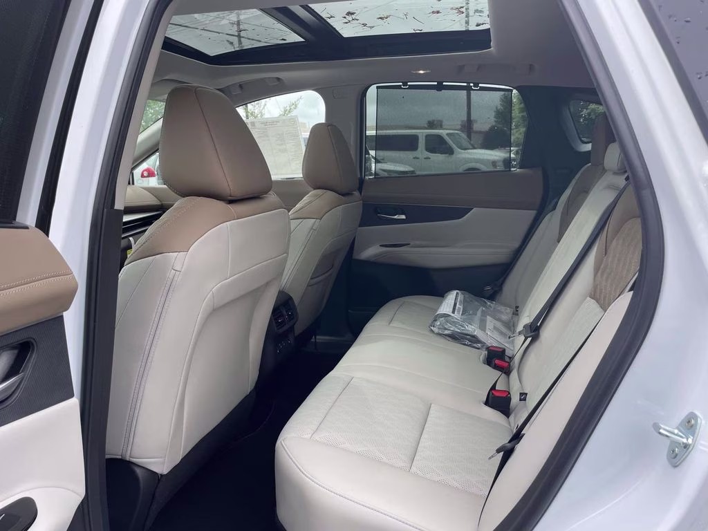 2026 Everest White Pearl/Black Nissan Murano Platinum AWD SUV