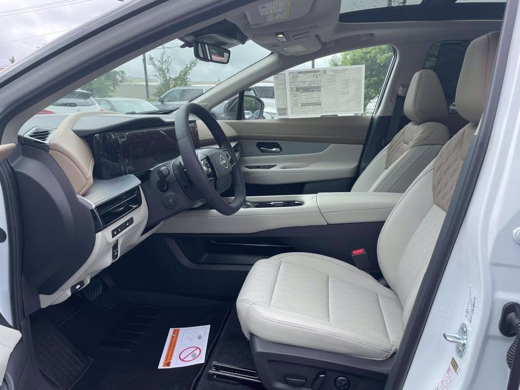 2026 Everest White Pearl/Black Nissan Murano Platinum AWD SUV
