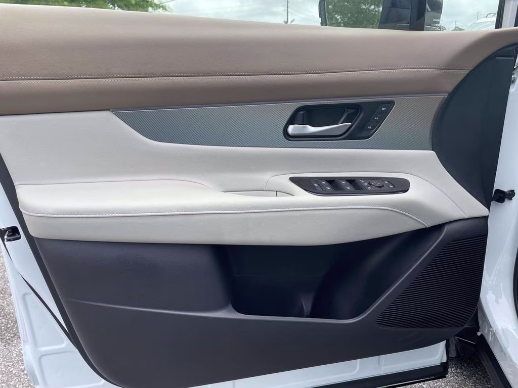 2026 Everest White Pearl/Black Nissan Murano Platinum AWD SUV