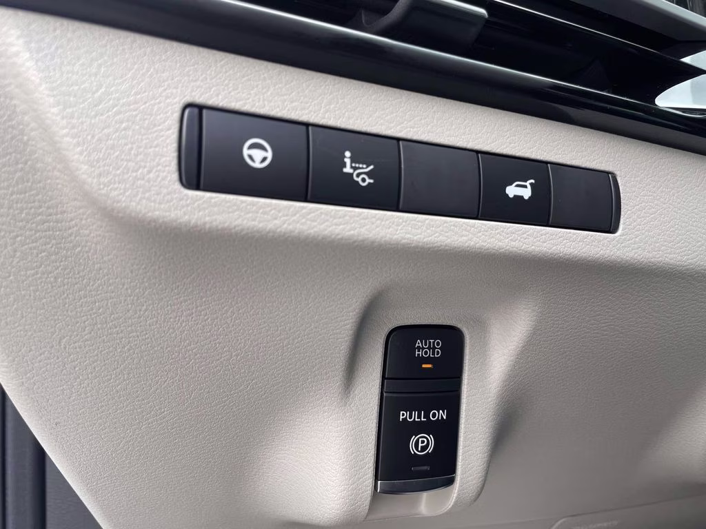 2026 Everest White Pearl/Black Nissan Murano Platinum AWD SUV