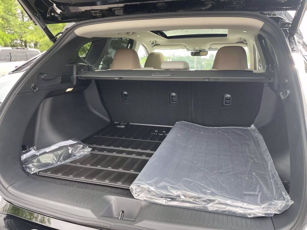 2026 Everest White Pearl/Black Nissan Murano Platinum AWD SUV