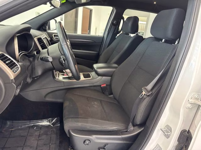 2017 Bright White Clearcoat Jeep Grand Cherokee Laredo 4X4 SUV