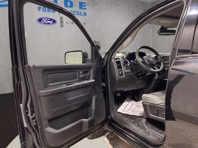 2019 Diamond Black Crystal Pearlcoat Ram 1500 Classic Tradesman 4X4 Truck