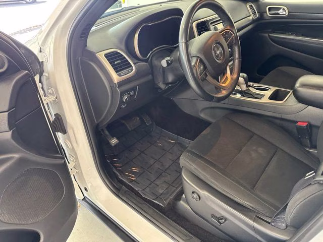 2017 Bright White Clearcoat Jeep Grand Cherokee Laredo 4X4 SUV