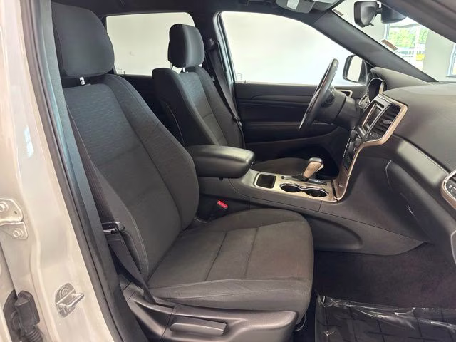 2017 Bright White Clearcoat Jeep Grand Cherokee Laredo 4X4 SUV
