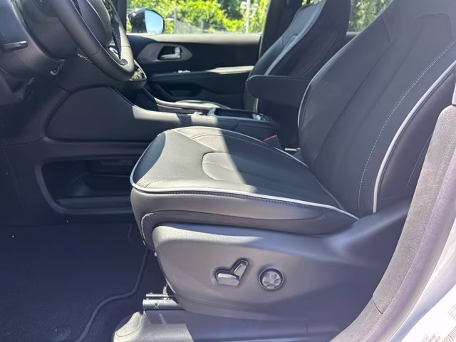 2027 Bright White Clearcoat Chrysler Pacifica Limited FWD Van