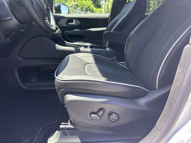 2027 Bright White Clearcoat Chrysler Pacifica Limited FWD Van