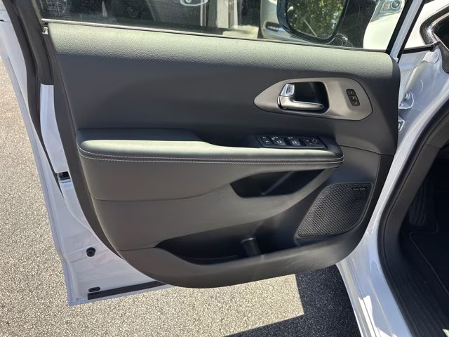 2027 Bright White Clearcoat Chrysler Pacifica Limited FWD Van