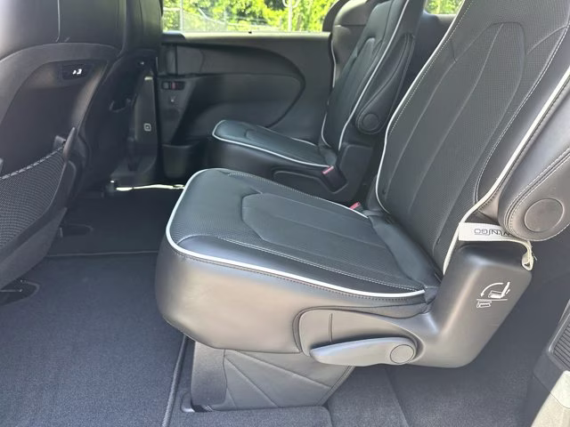 2027 Bright White Clearcoat Chrysler Pacifica Limited FWD Van