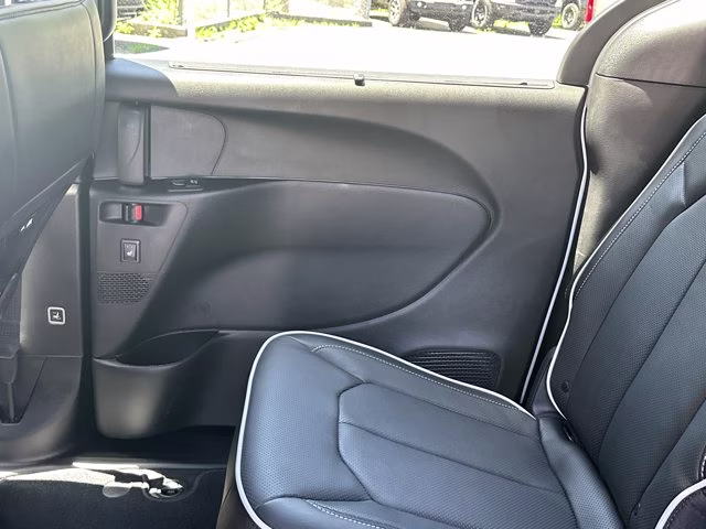 2027 Bright White Clearcoat Chrysler Pacifica Limited FWD Van