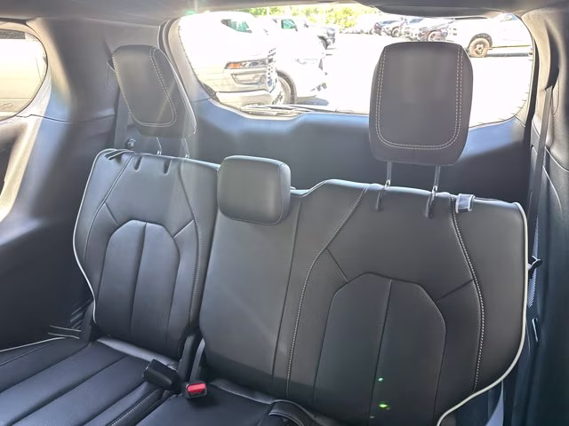 2027 Bright White Clearcoat Chrysler Pacifica Limited FWD Van