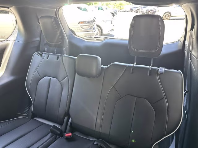 2027 Bright White Clearcoat Chrysler Pacifica Limited FWD Van