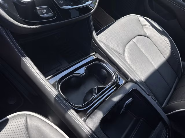 2027 Bright White Clearcoat Chrysler Pacifica Limited FWD Van