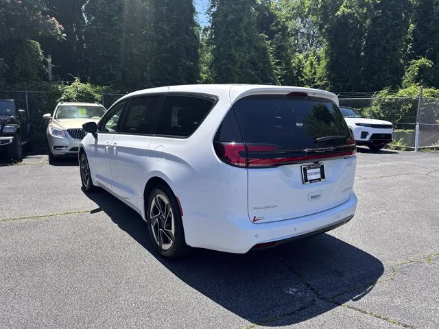2027 Bright White Clearcoat Chrysler Pacifica Limited FWD Van