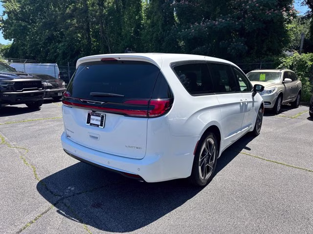 2027 Bright White Clearcoat Chrysler Pacifica Limited FWD Van