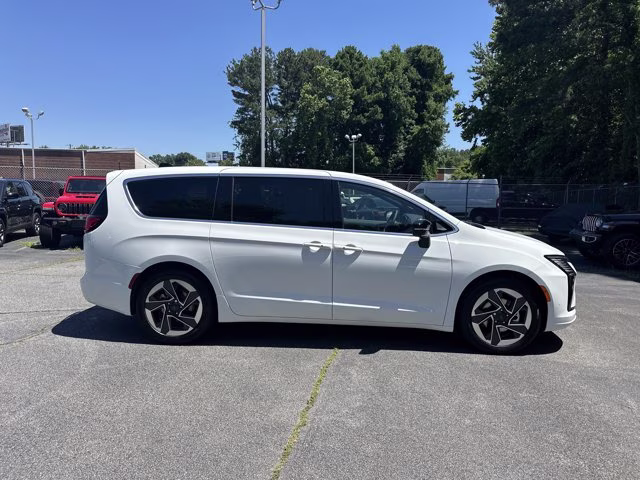 2027 Bright White Clearcoat Chrysler Pacifica Limited FWD Van