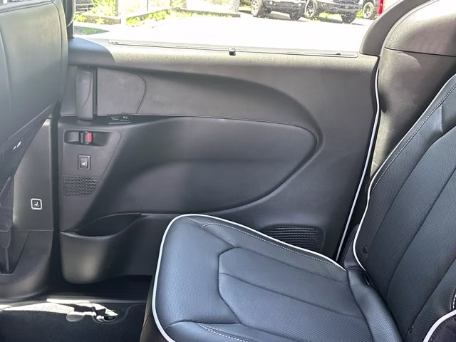 2027 Bright White Clearcoat Chrysler Pacifica Limited FWD Van