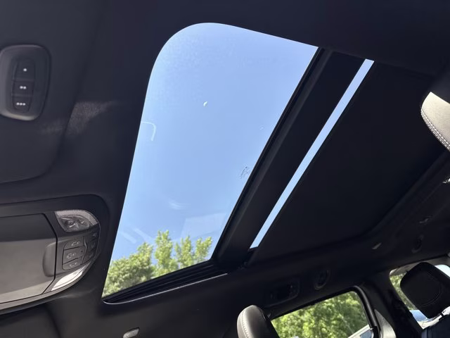 2027 Bright White Clearcoat Chrysler Pacifica Limited FWD Van