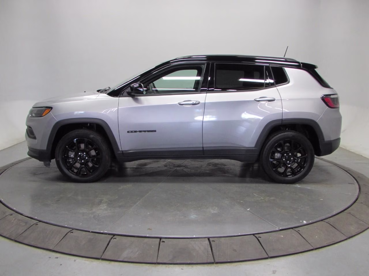 2023 Billet Silver Metallic Clearcoat Jeep Compass 4WD Altitude 4X4 SUV