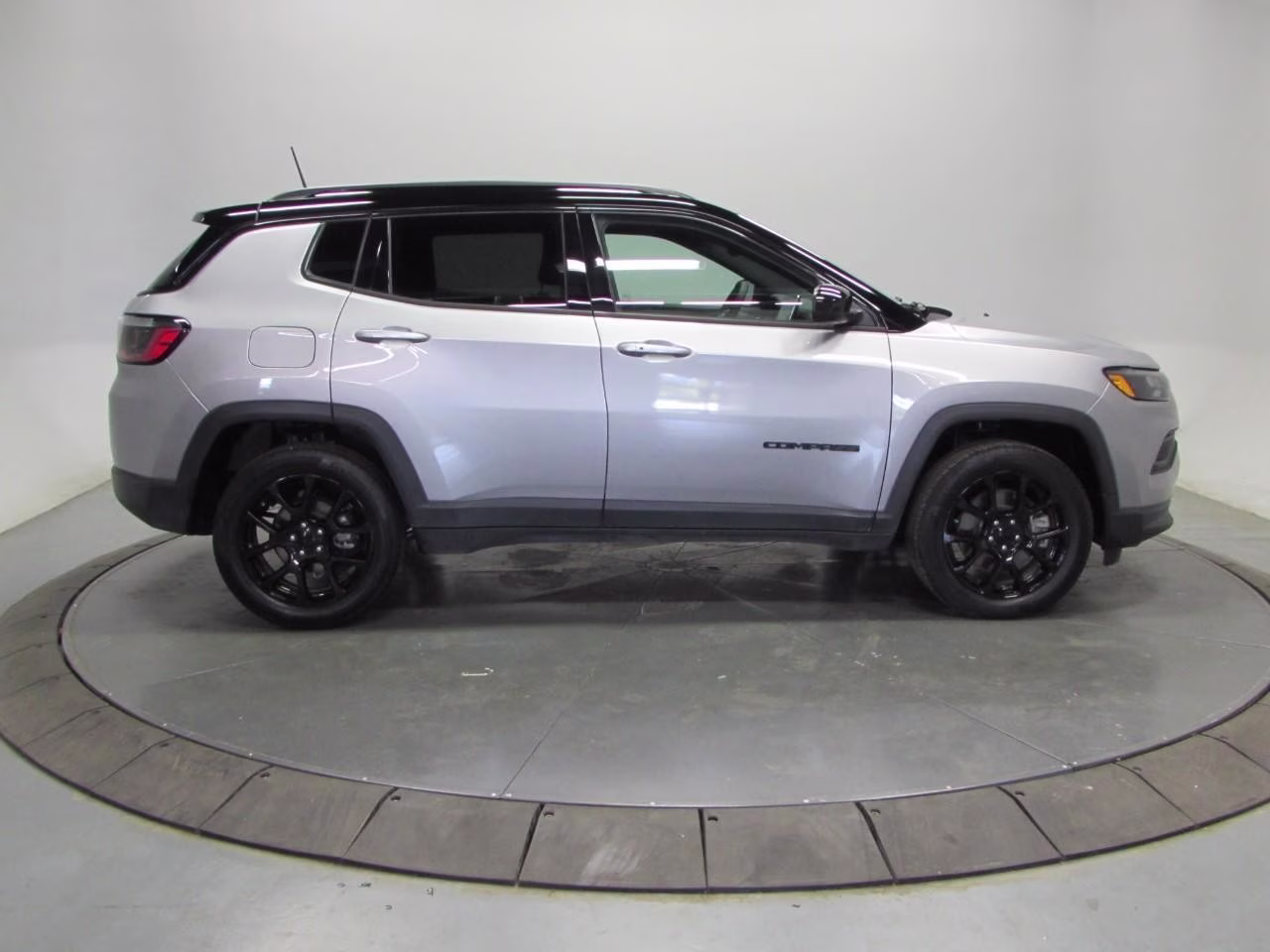 2023 Billet Silver Metallic Clearcoat Jeep Compass 4WD Altitude 4X4 SUV