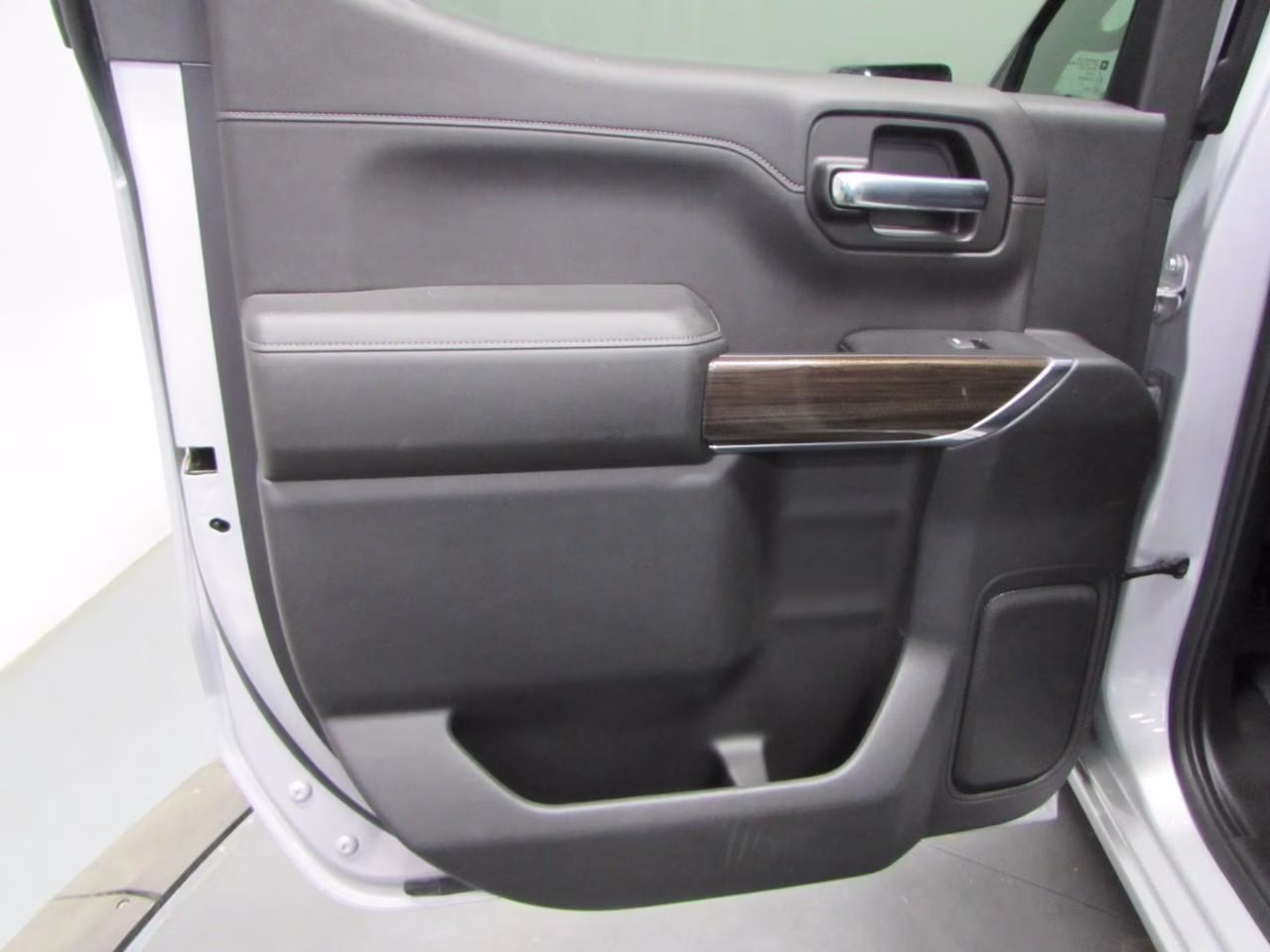 2019 Silver Ice Metallic Chevrolet Silverado 1500 4WD RST Crew Cab 4X4 Truck