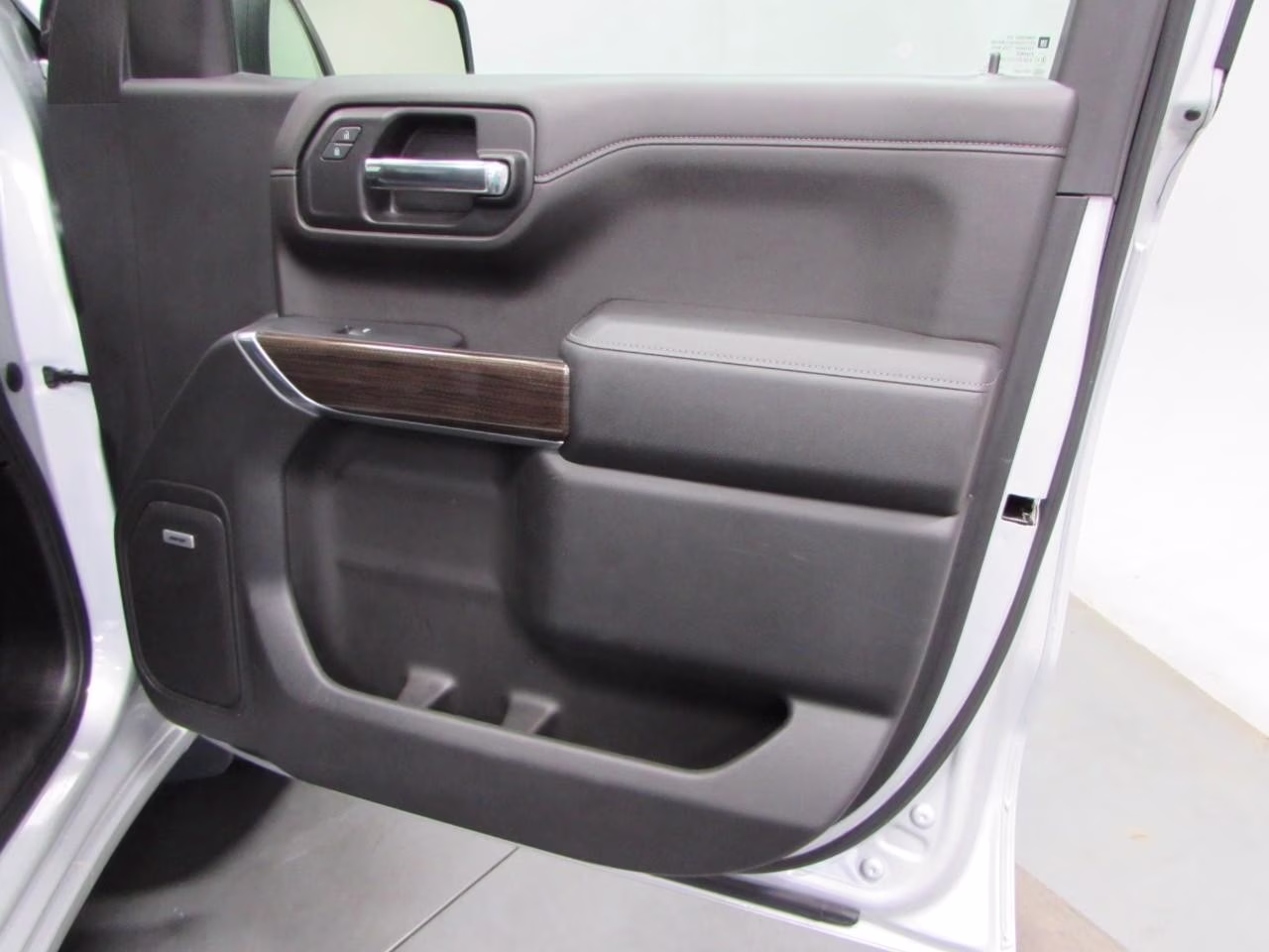 2019 Silver Ice Metallic Chevrolet Silverado 1500 4WD RST Crew Cab 4X4 Truck