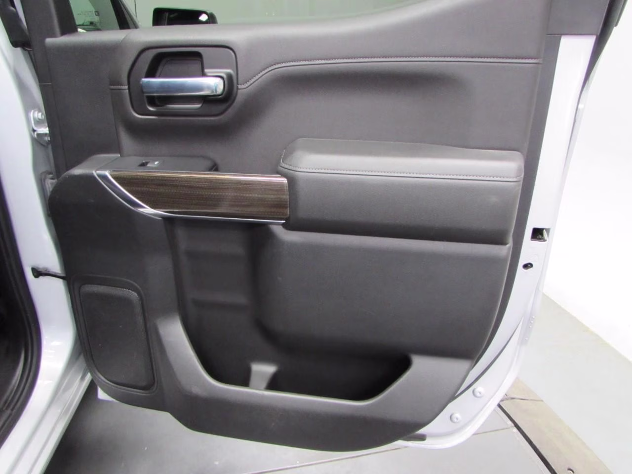 2019 Silver Ice Metallic Chevrolet Silverado 1500 4WD RST Crew Cab 4X4 Truck