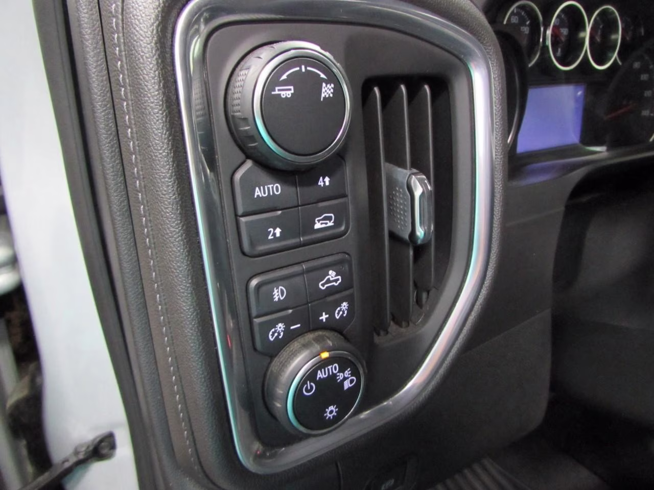 2019 Silver Ice Metallic Chevrolet Silverado 1500 4WD RST Crew Cab 4X4 Truck