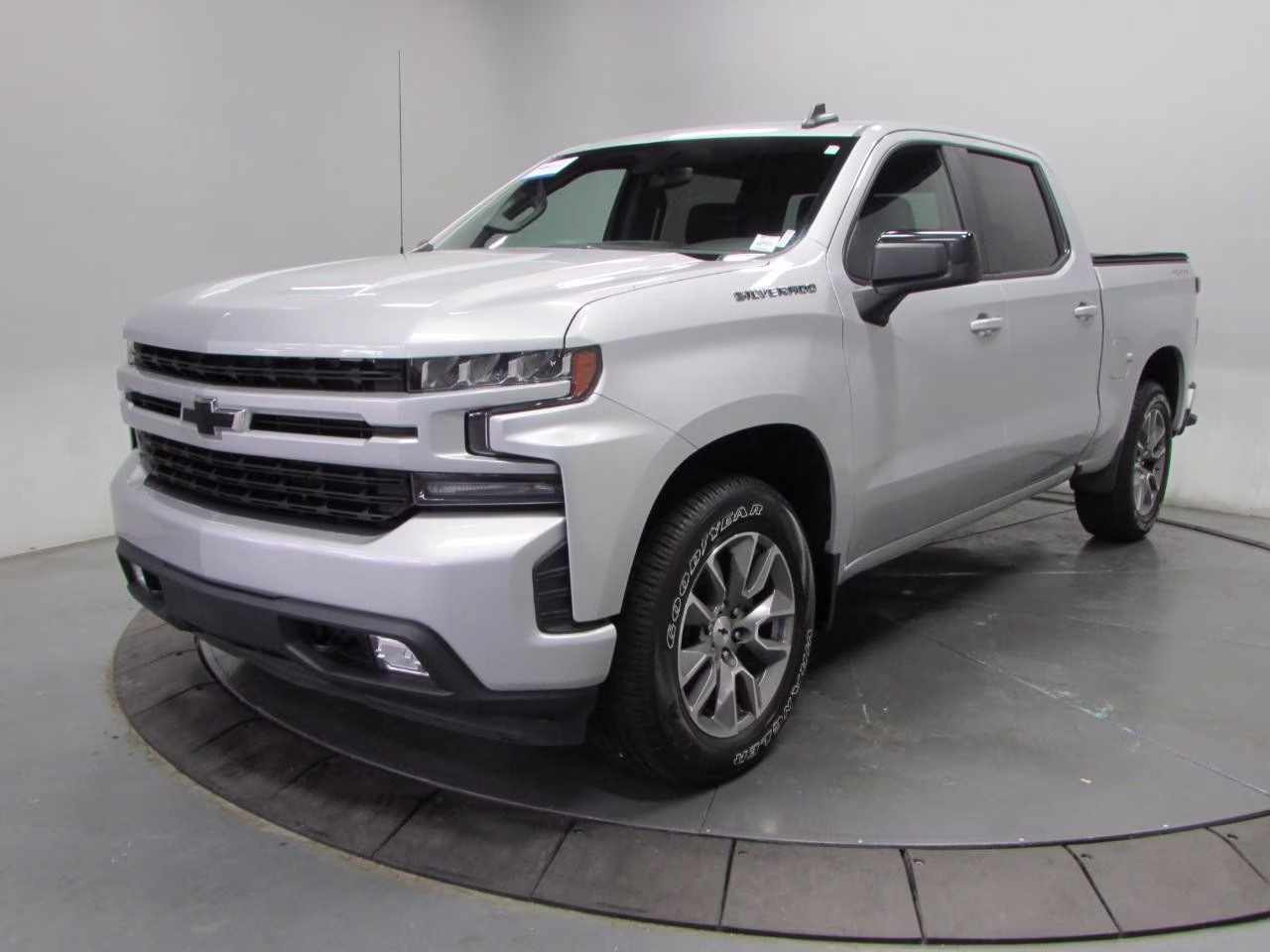 2019 Silver Ice Metallic Chevrolet Silverado 1500 4WD RST Crew Cab 4X4 Truck