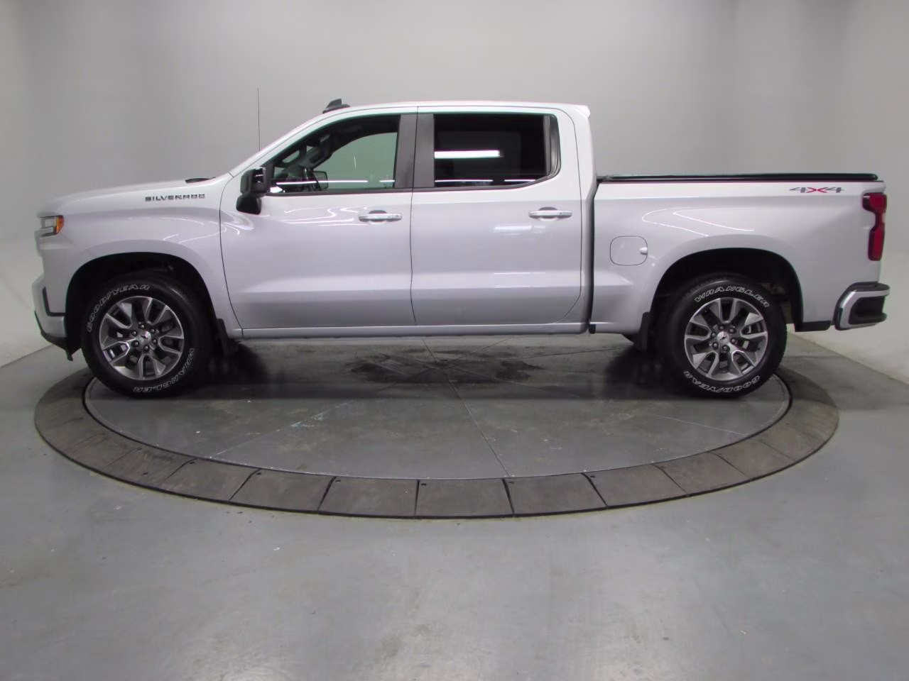 2019 Silver Ice Metallic Chevrolet Silverado 1500 4WD RST Crew Cab 4X4 Truck