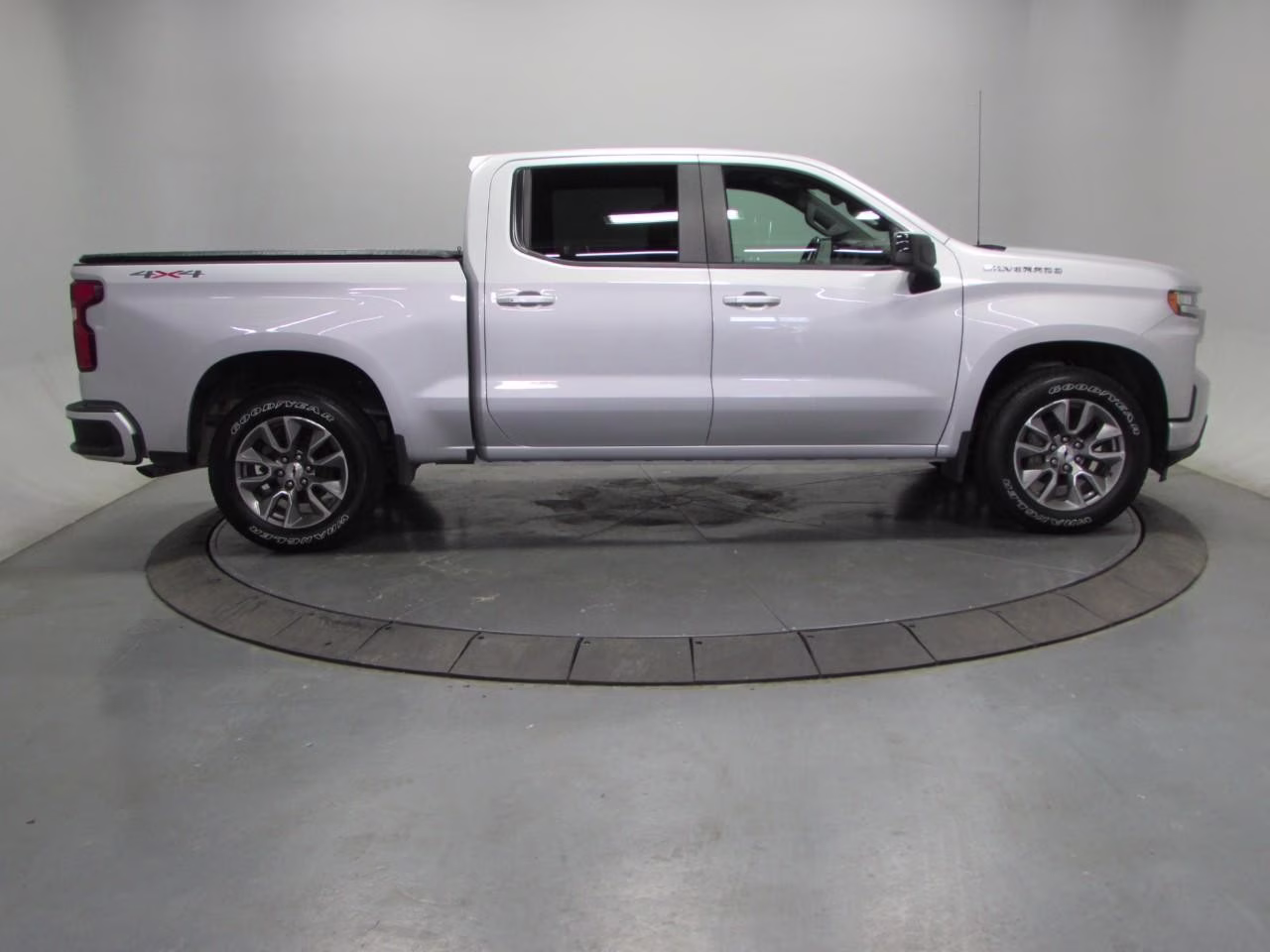 2019 Silver Ice Metallic Chevrolet Silverado 1500 4WD RST Crew Cab 4X4 Truck