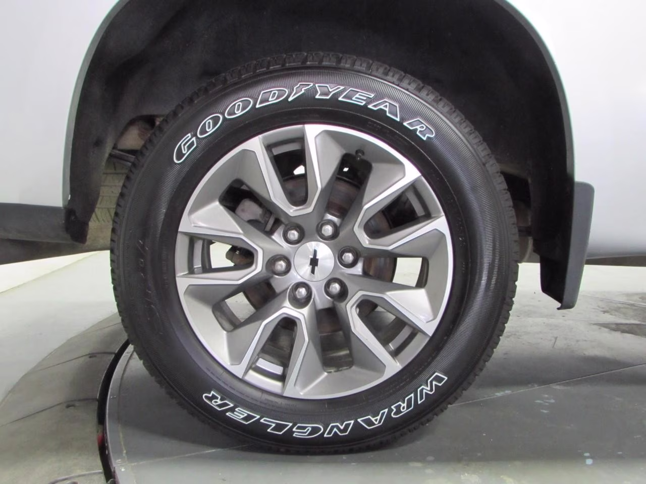 2019 Silver Ice Metallic Chevrolet Silverado 1500 4WD RST Crew Cab 4X4 Truck
