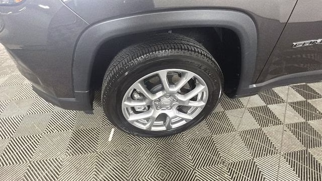 2024 Gray Jeep Compass Latitude Lux 4X4 SUV