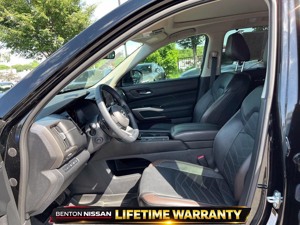 2024 Super Black Nissan Pathfinder Platinum FWD SUV