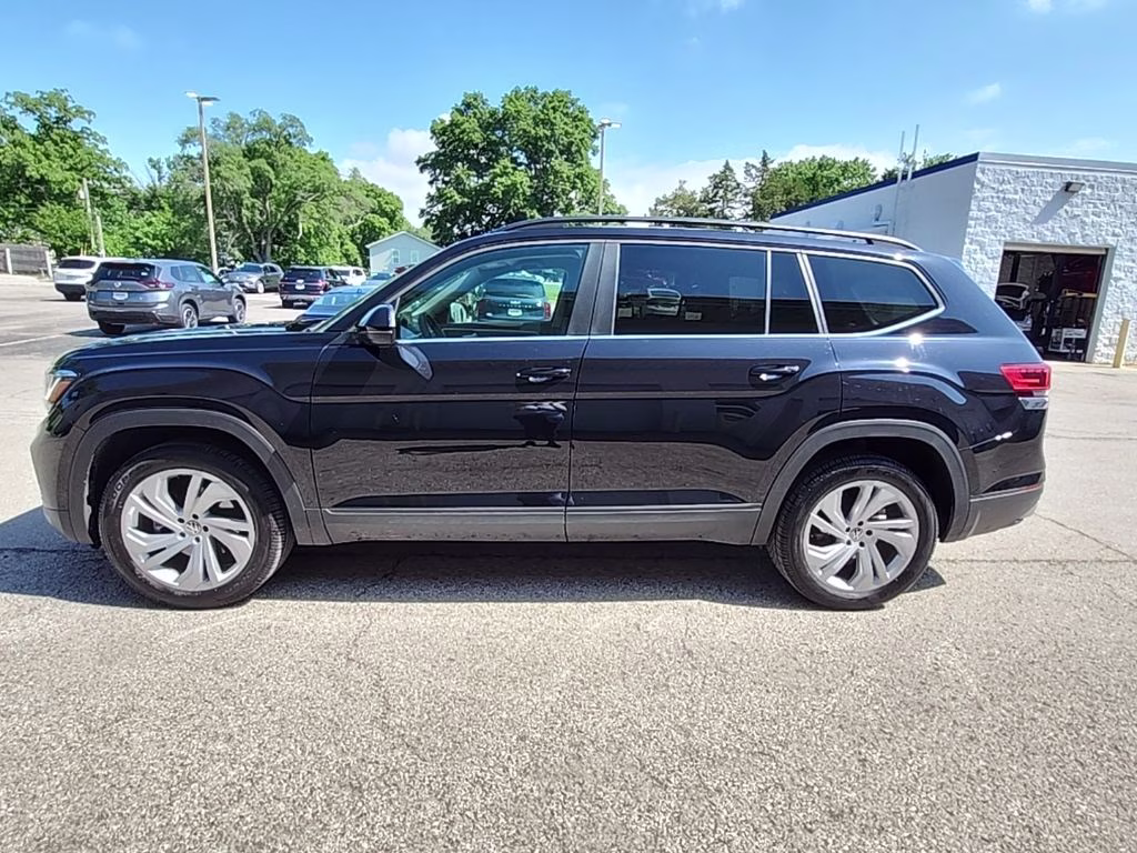 2022 Deep Black Volkswagen Atlas 2.0T SE w/Technology AWD SUV