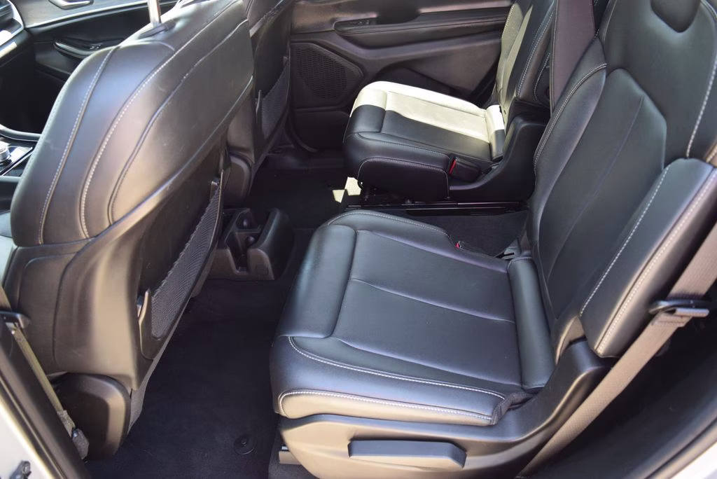 2023 Silver Zynith Jeep Grand Cherokee L Limited 4X4 SUV