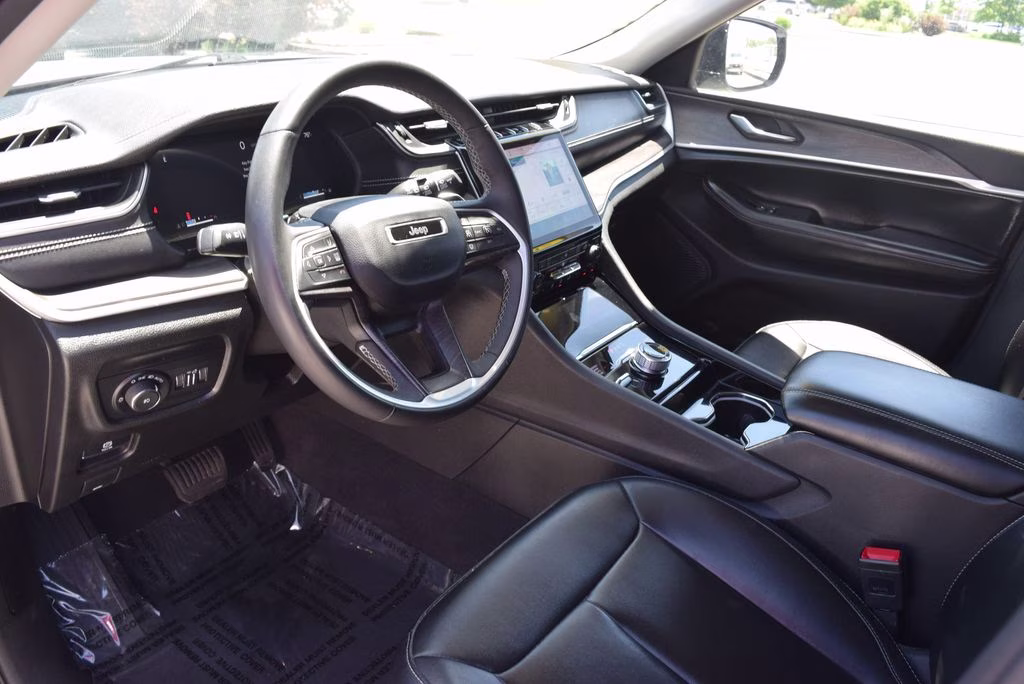 2023 Silver Zynith Jeep Grand Cherokee L Limited 4X4 SUV