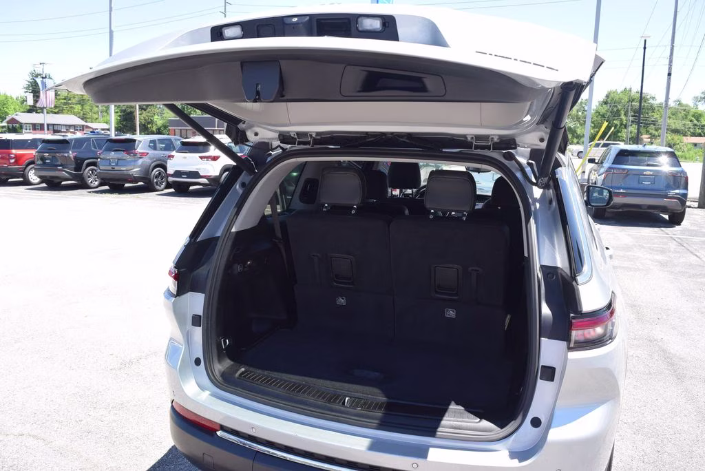 2023 Silver Zynith Jeep Grand Cherokee L Limited 4X4 SUV