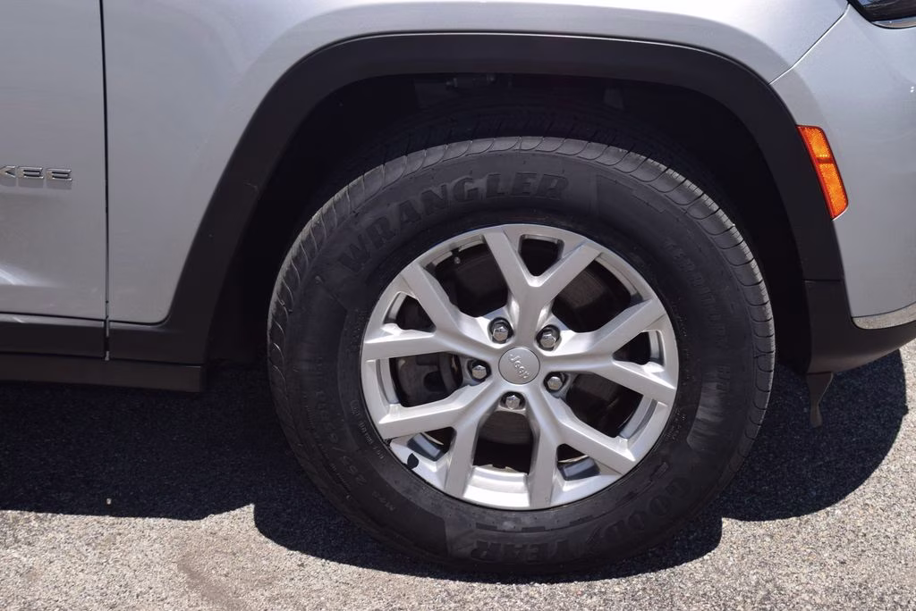 2023 Silver Zynith Jeep Grand Cherokee L Limited 4X4 SUV