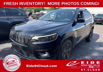 2023 Diamond Black Crystal Pearlcoat Jeep Cherokee Altitude 4X4 SUV