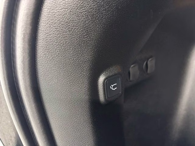 2023 Diamond Black Crystal Pearlcoat Jeep Cherokee Altitude 4X4 SUV