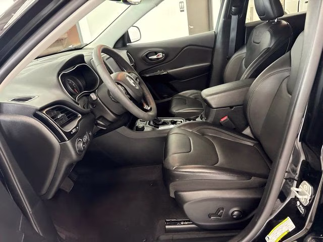 2023 Diamond Black Crystal Pearlcoat Jeep Cherokee Altitude 4X4 SUV