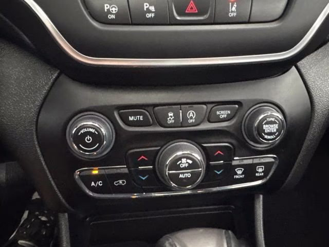 2023 Diamond Black Crystal Pearlcoat Jeep Cherokee Altitude 4X4 SUV