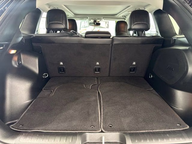2023 Diamond Black Crystal Pearlcoat Jeep Cherokee Altitude 4X4 SUV