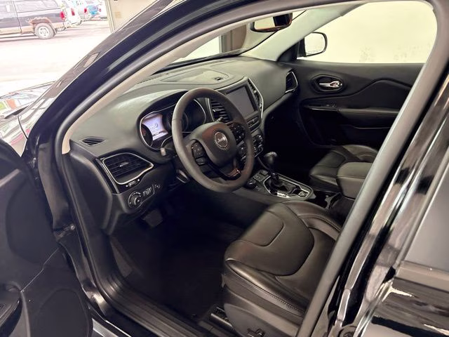 2023 Diamond Black Crystal Pearlcoat Jeep Cherokee Altitude 4X4 SUV