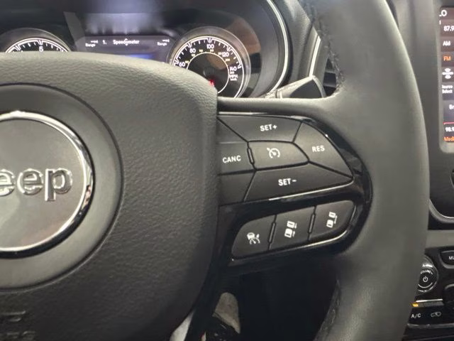 2023 Diamond Black Crystal Pearlcoat Jeep Cherokee Altitude 4X4 SUV