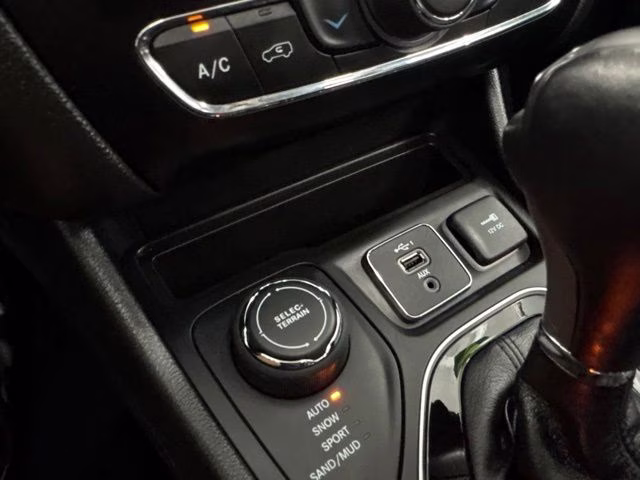 2023 Diamond Black Crystal Pearlcoat Jeep Cherokee Altitude 4X4 SUV
