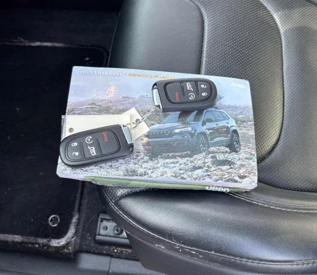 2023 Diamond Black Crystal Pearlcoat Jeep Cherokee Altitude 4X4 SUV