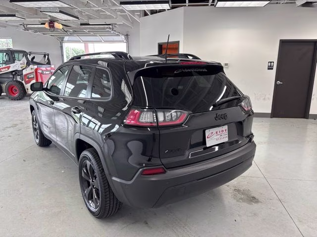 2023 Diamond Black Crystal Pearlcoat Jeep Cherokee Altitude 4X4 SUV